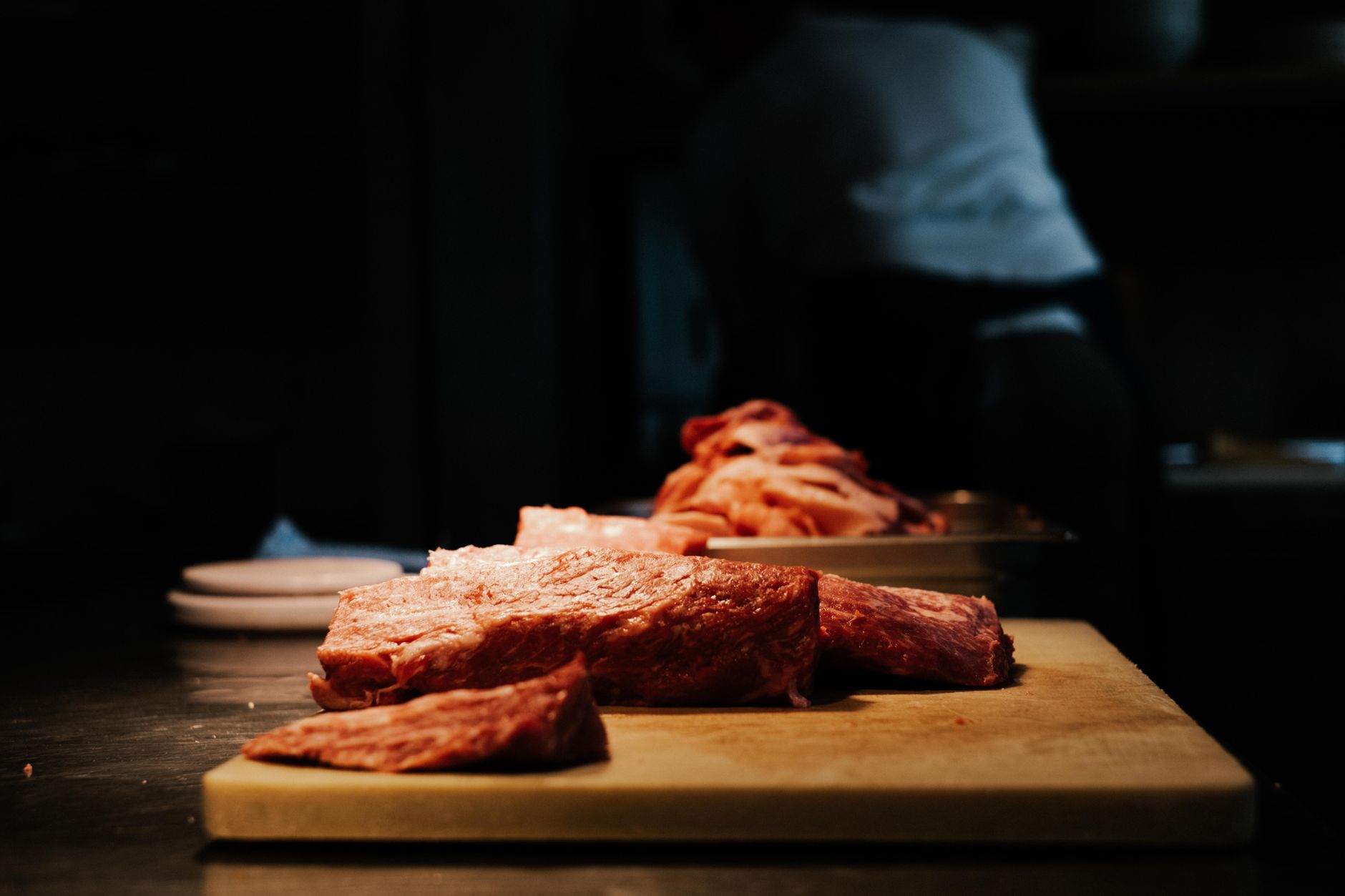 Raw Brazilian beef cuts on a butcher table illustrating forequarter, hindquarter and trimming primals for export buyers