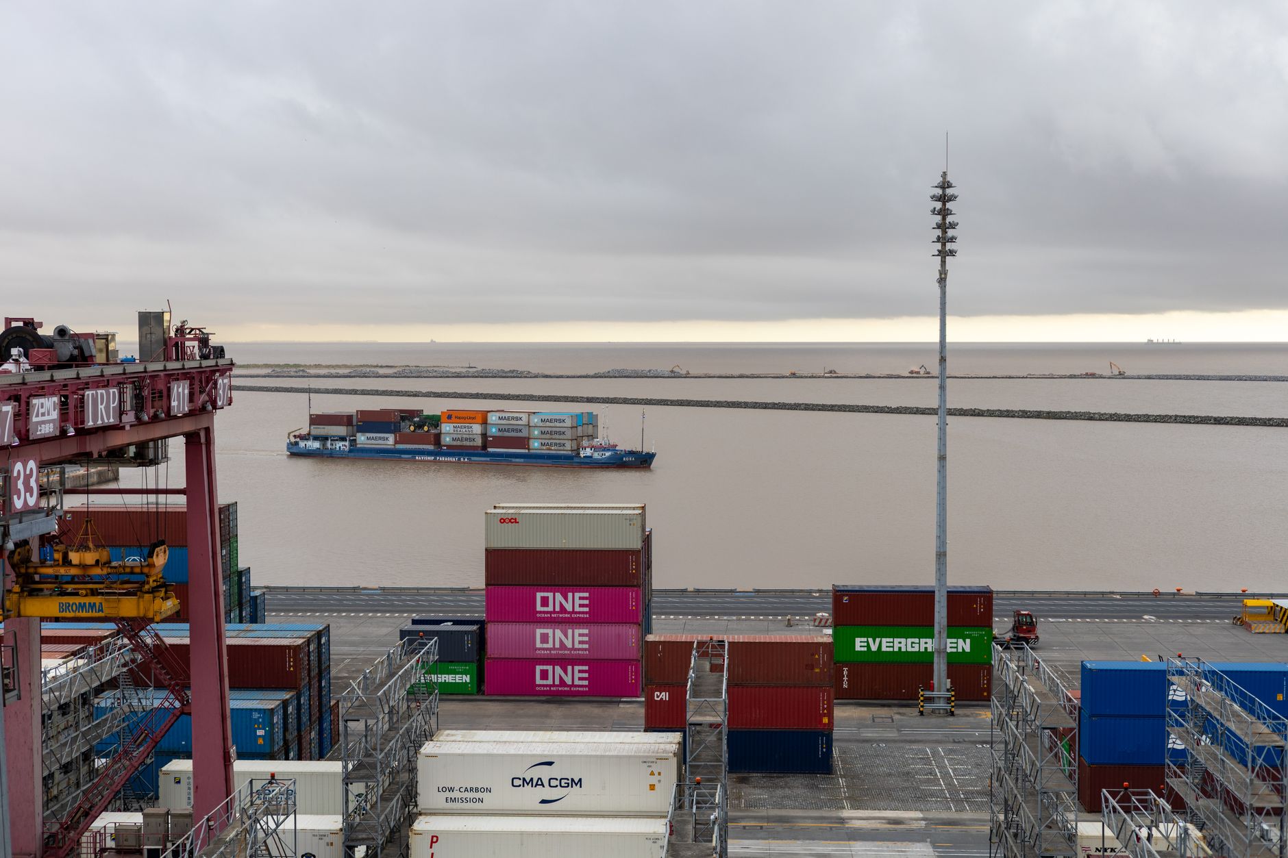 Container terminal with stacked refrigerated containers and gantry cranes at a Brazilian port
